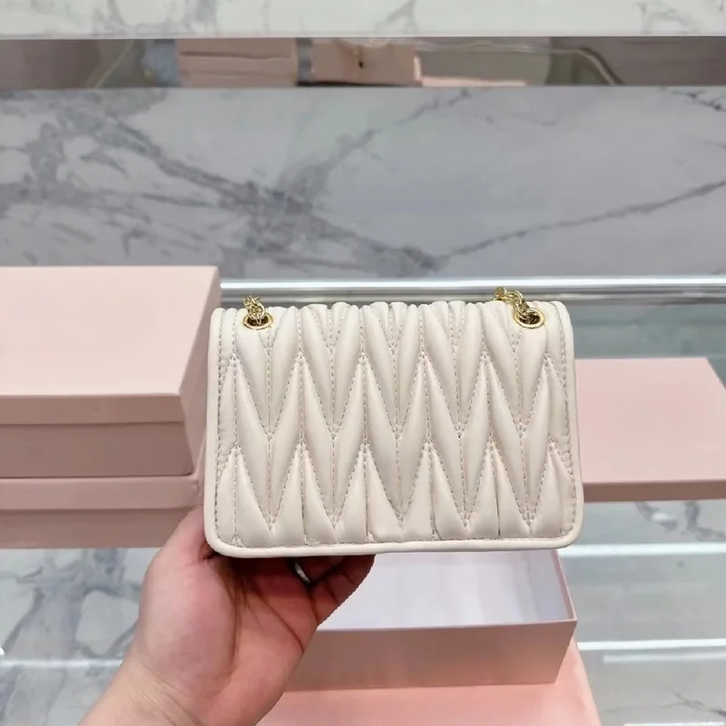 Semir-minibolso cuadrado con cadena para mujer, bandolera plisada con diseño de temperamento, a la moda 
Semir-minibolso cuadrado con cadena para mujer, bandolera plisada con diseño de temperamento, a la moda