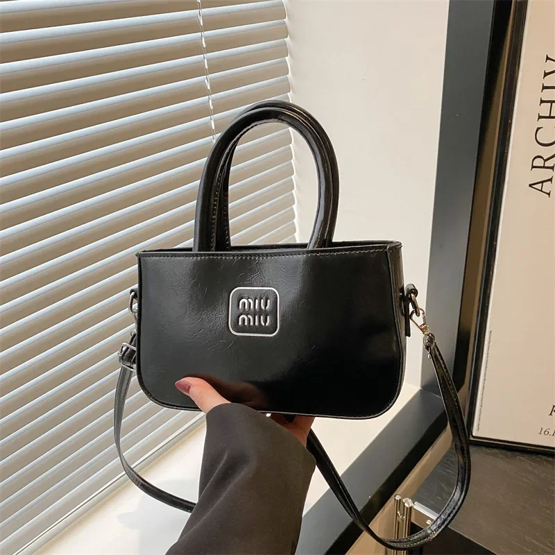 Niche High-end Sense Handbag Women's 2025 New Retro Temperament Fashion Small Square Bag Commuting Versatile Messenger Bag
Niche High-end Sense Handbag Women's 2025 New Retro Temperament Fashion Small Square Bag Commuting Versatile Messenger Bag