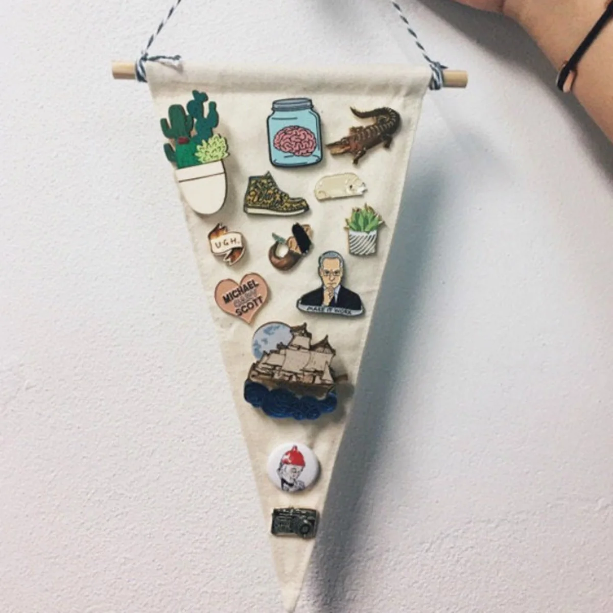 2 Pcs Badge Brooch Hanging Banner Decorations Pennant for Wooden Pin Wall Display 
2 Pcs Badge Brooch Hanging Banner Decorations Pennant for Wooden Pin Wall Display