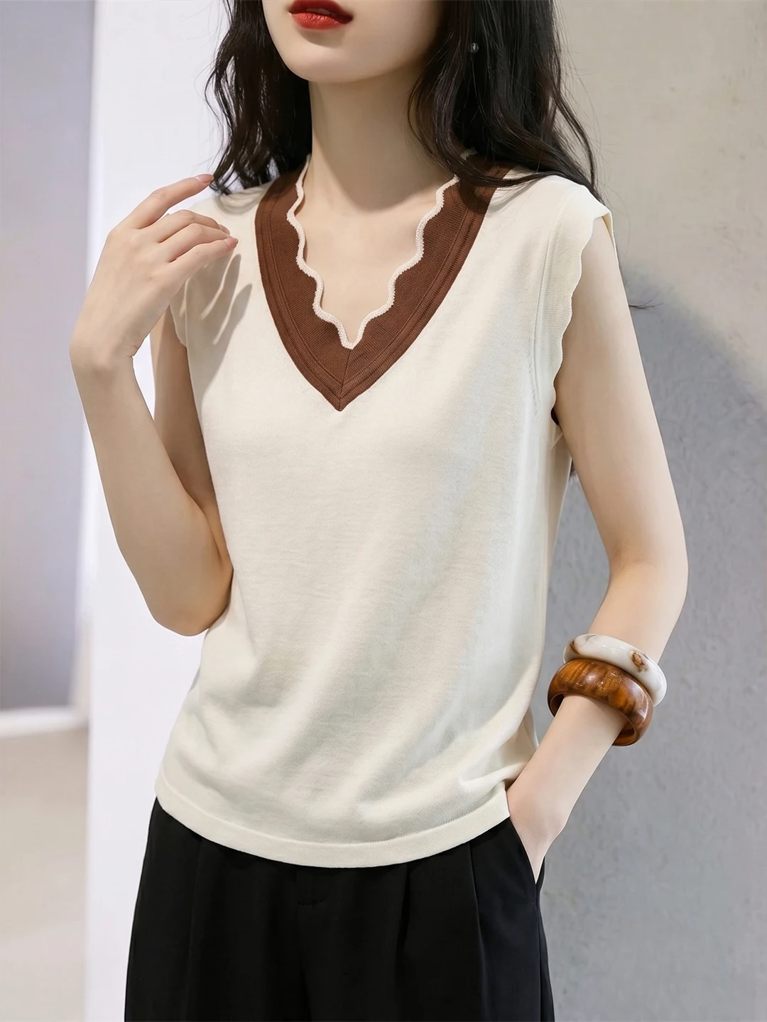 Slimming V-Neck Ice Silk Knitwear Korean Style Women's Fashionable Design Summer Casual Versatile Sleeveless Top
Slimming V-Neck Ice Silk Knitwear Korean Style Women's Fashionable Design Summer Casual Versatile Sleeveless Top