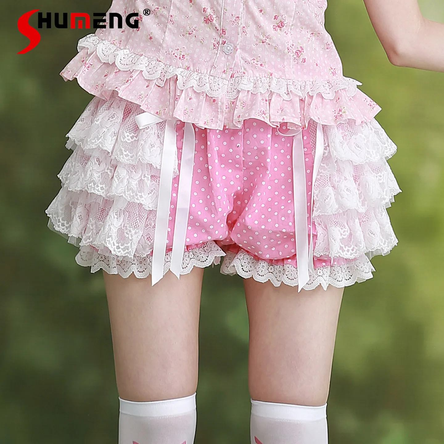 Original Japanese Lolita Pink Polka Dot Lace Splicing Shorts Kawaii Girl's Sweet Casual Elastic Waist Lo Y2k Culottes Shirt Tops
Original Japanese Lolita Pink Polka Dot Lace Splicing Shorts Kawaii Girl's Sweet Casual Elastic Waist Lo Y2k Culottes Shirt Tops