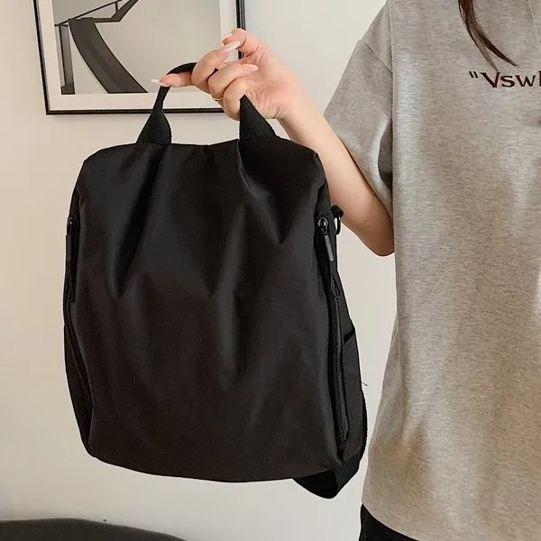 Новая легкая нейлоновая дорожная сумка, женская простая и прочная сумка на плечо, повседневный универсальный пригородный рюкзак для улицы
Новая легкая нейлоновая дорожная сумка, женская простая и прочная сумка на плечо, повседневный универсальный пригородный рюкзак для улицы