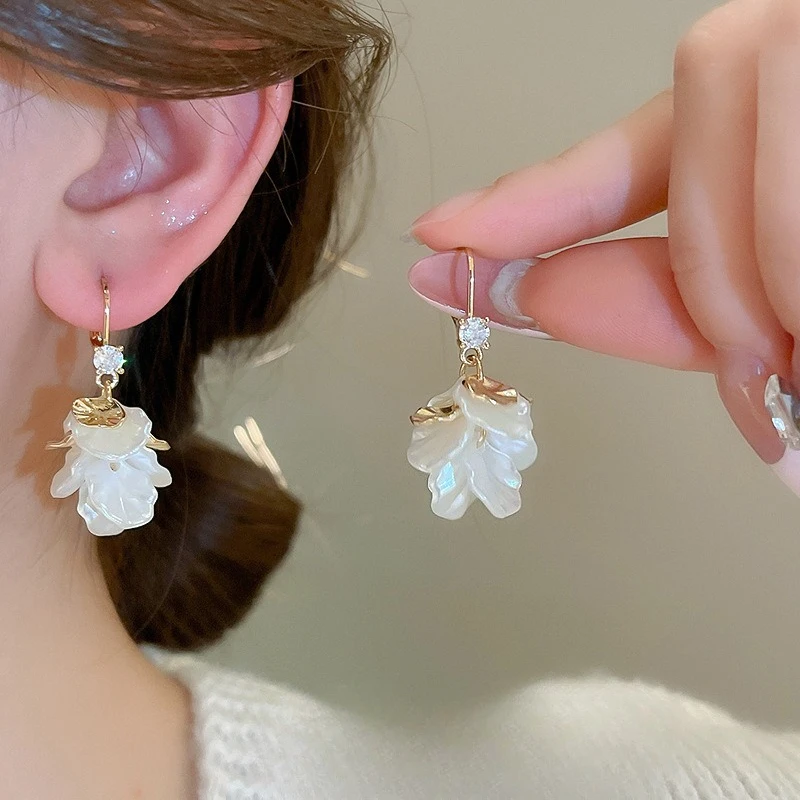 Korean Fashion Imitation Shell Dangle Earrings White Crystal Zirconia Flower Bridal Earring Party Accessories for Women
Korean Fashion Imitation Shell Dangle Earrings White Crystal Zirconia Flower Bridal Earring Party Accessories for Women