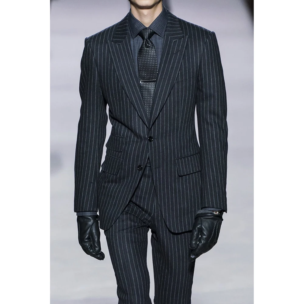Деловой приталенный мужской костюм в полоску с декоративными карманами, однобортный, с ручной прошивкой, остроконечными лацканами, из двух предметов 
Деловой приталенный мужской костюм в полоску с декоративными карманами, однобортный, с ручной прошивкой, остроконечными лацканами, из двух предметов