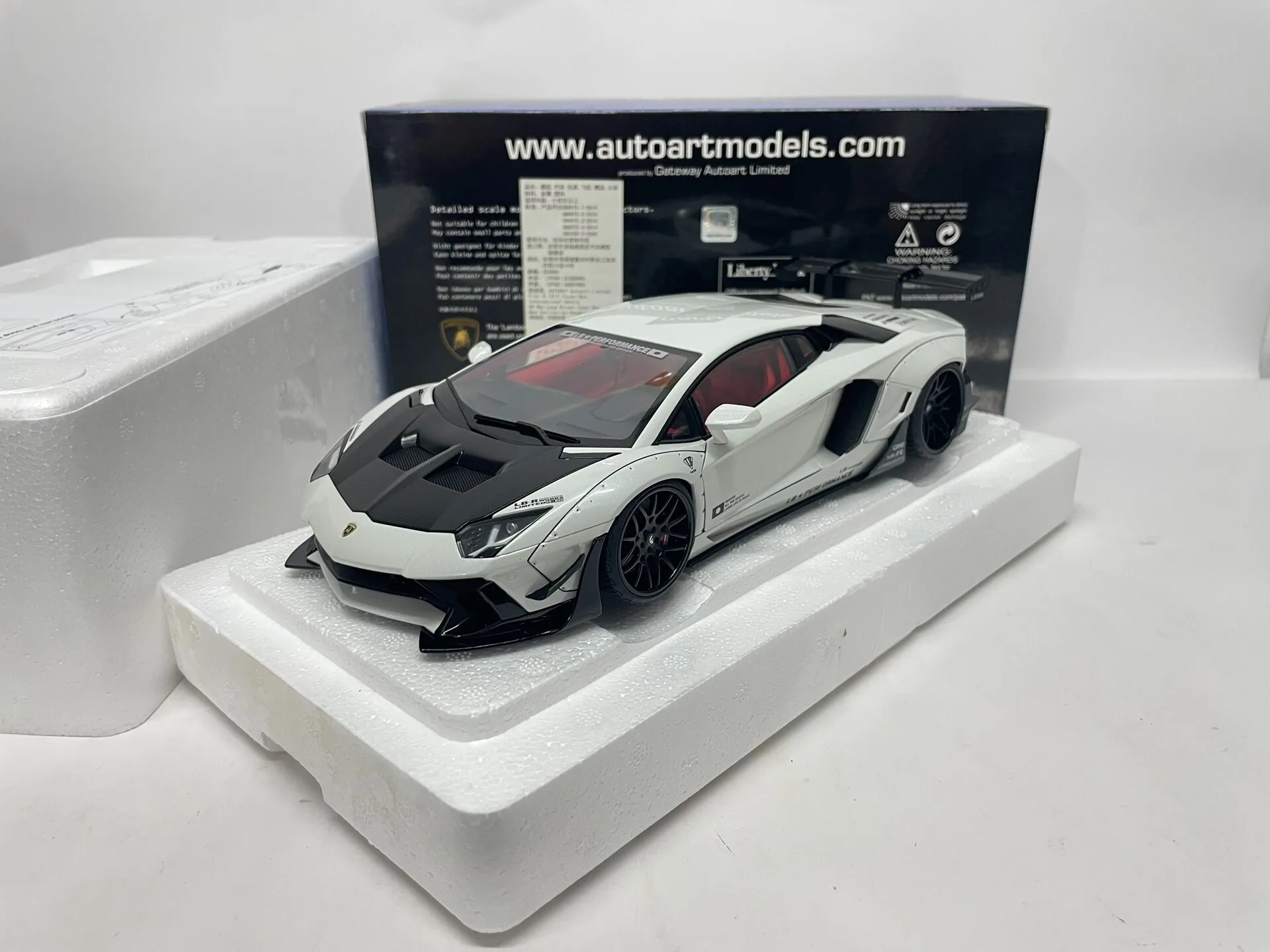 Autoart 1:18 Aventador LB White Simulation Limited Edition All Open Alloy Metal Static Car Model Toy Gift
Autoart 1:18 Aventador LB White Simulation Limited Edition All Open Alloy Metal Static Car Model Toy Gift