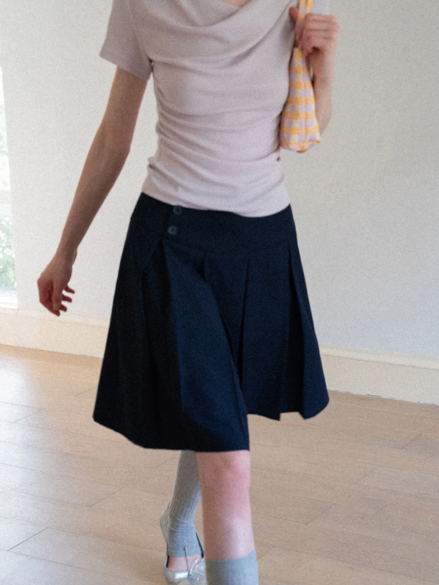 High Waist A-Line Midi Skirt with Side Button Design for Women Polyester Blend Pleated Skirt Summer College Style Slimming Ve...
High Waist A-Line Midi Skirt with Side Button Design for Women Polyester Blend Pleated Skirt Summer College Style Slimming Ve...