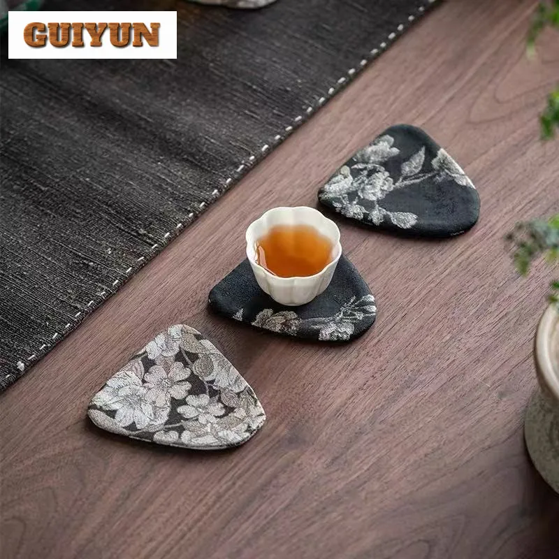 Подставки из парчи с цветочным рисунком в национальном стиле Yuanbao, японский горячий коврик для кофейных чашек, блюдце, противоожоговые салфетки, основание для чашки, чайная посуда
Подставки из парчи с цветочным рисунком в национальном стиле Yuanbao, японский горячий коврик для кофейных чашек, блюдце, противоожоговые салфетки, основание для чашки, чайная посуда