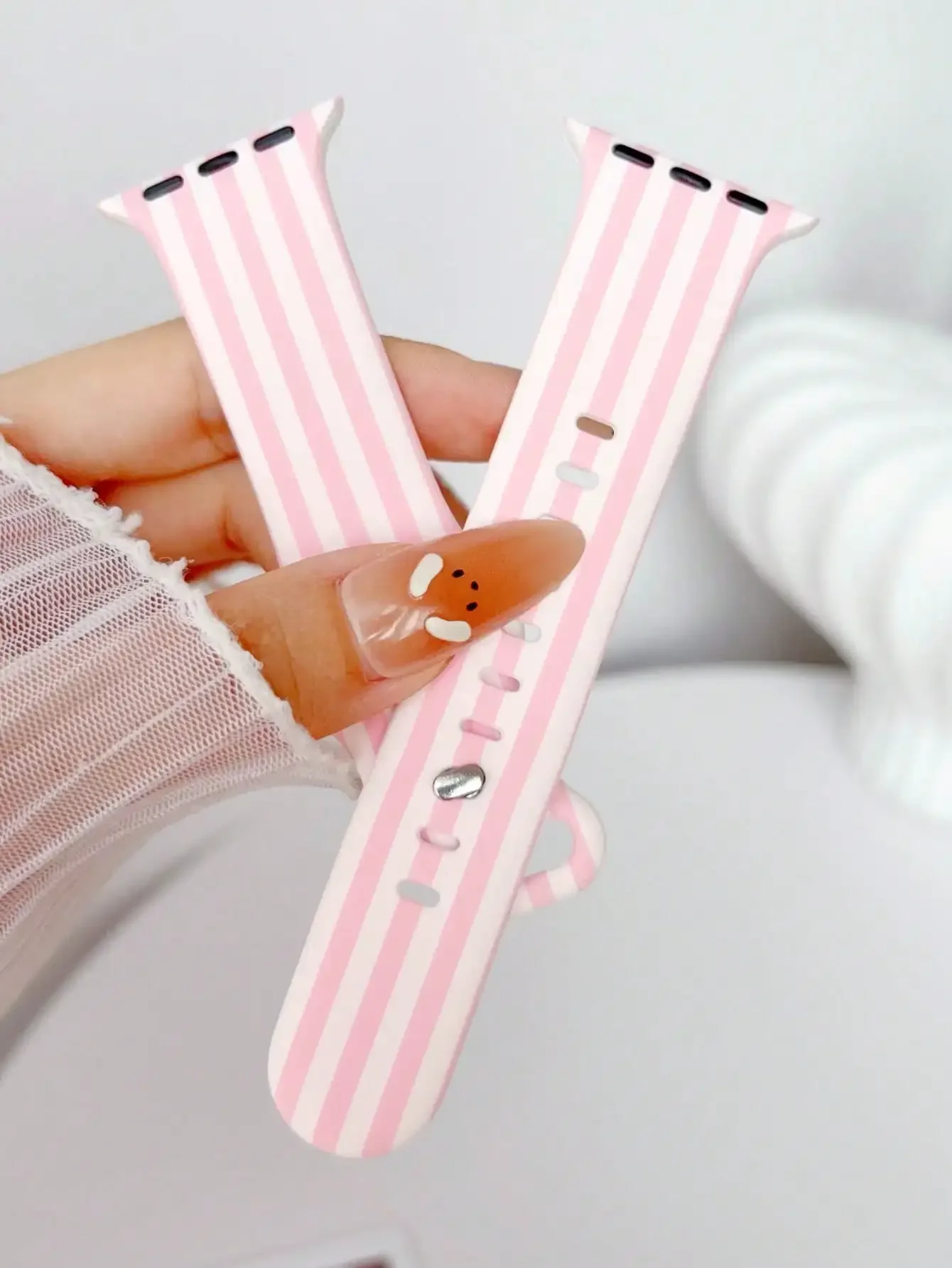 1pc White & Pink Striped Pattern 38mm 40mm 41mm 42mm 44mm 45mm 49mm (S10 42)Mm (S10 46)Mm (S11 42)Mm (S11 46)Mm Band For Women, Fashionable Soft Silicone Sport Watch Strap Compatible With Apple Watch Series 11 Ultra 3 SE3 Ultra 2 S10 SE2 9 8 7 SE 6 5 4 3
1pc White & Pink Striped Pattern 38mm 40mm 41mm 42mm 44mm 45mm 49mm (S10 42)Mm (S10 46)Mm (S11 42)Mm (S11 46)Mm Band For Women, Fashionable Soft Silicone Sport Watch Strap Compatible With Apple Watch Series 11 Ultra 3 SE3 Ultra 2 S10 SE2 9 8 7 SE 6 5 4 3