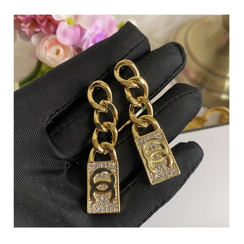 Xiaoxiang Earrings Classic Chain Versatile Stud Earrings Temperament High-end Earrings Heavy Industry Letter Earrings Women
Xiaoxiang Earrings Classic Chain Versatile Stud Earrings Temperament High-end Earrings Heavy Industry Letter Earrings Women