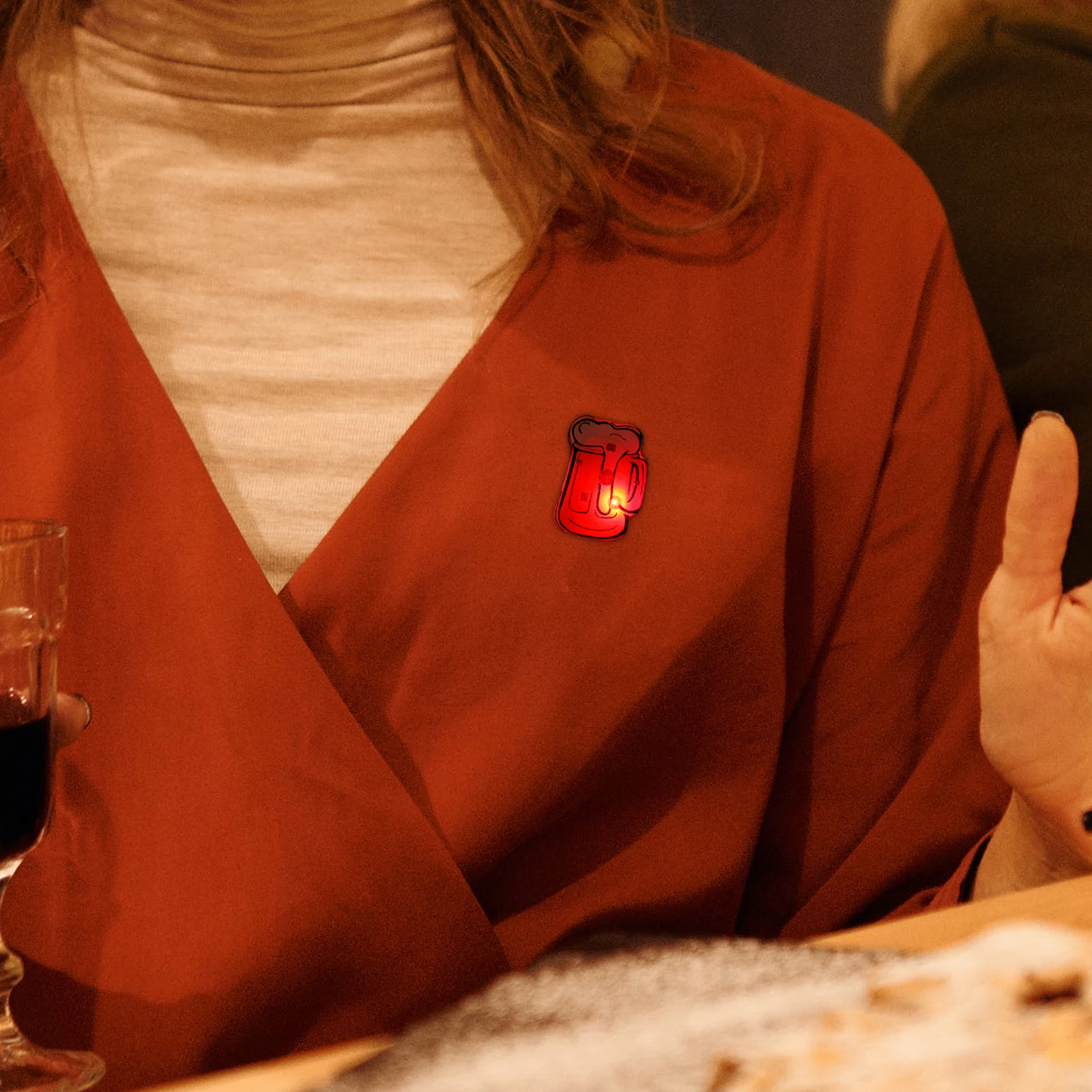 12Pcs Glow in Dark Beer Mug Pin with LED Lights Fun Shining Brooch for Ktv Party Favors Accessories Beer Mug Brooch
12Pcs Glow in Dark Beer Mug Pin with LED Lights Fun Shining Brooch for Ktv Party Favors Accessories Beer Mug Brooch