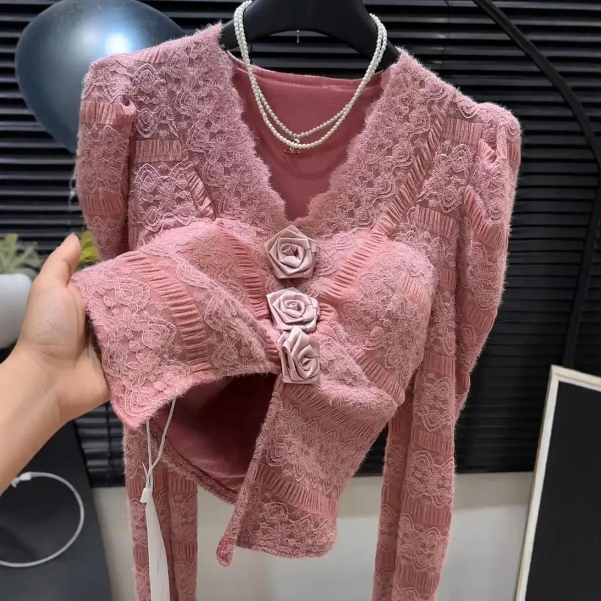 All-match V-neck Fleece Long Sleeve Lace Blouse Femme 2024 Autumn Winter New Hollow Out Bottoming Shirt Slim Fleece T-Shirts
All-match V-neck Fleece Long Sleeve Lace Blouse Femme 2024 Autumn Winter New Hollow Out Bottoming Shirt Slim Fleece T-Shirts