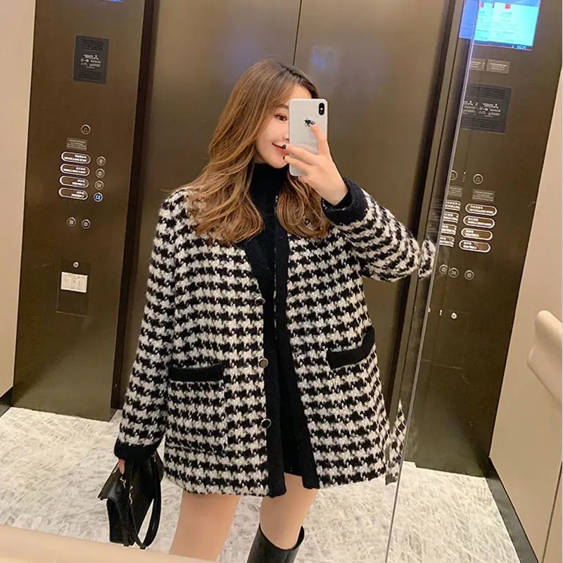 Women Tweed Jacket Autumn Winter Wool Coat Korean Chic Vintage Single-breasted Loose Outerwear Tops Pocket V-neck Long Sleeve
Women Tweed Jacket Autumn Winter Wool Coat Korean Chic Vintage Single-breasted Loose Outerwear Tops Pocket V-neck Long Sleeve