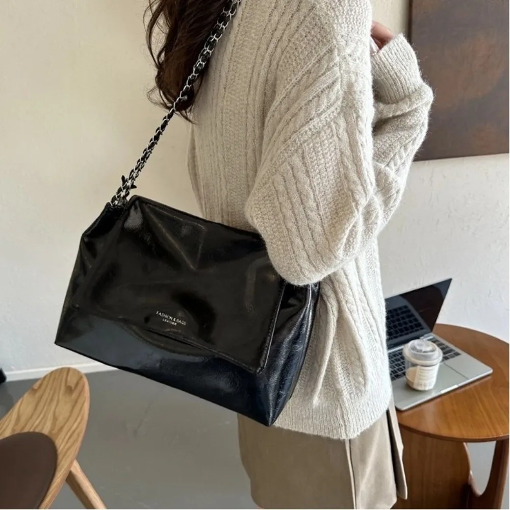 Fashion Large Capacity Crossbody Bag Chain Strap PU Material Shoulder Bag Solid Color Single Shoulder Tote Bag 
Fashion Large Capacity Crossbody Bag Chain Strap PU Material Shoulder Bag Solid Color Single Shoulder Tote Bag