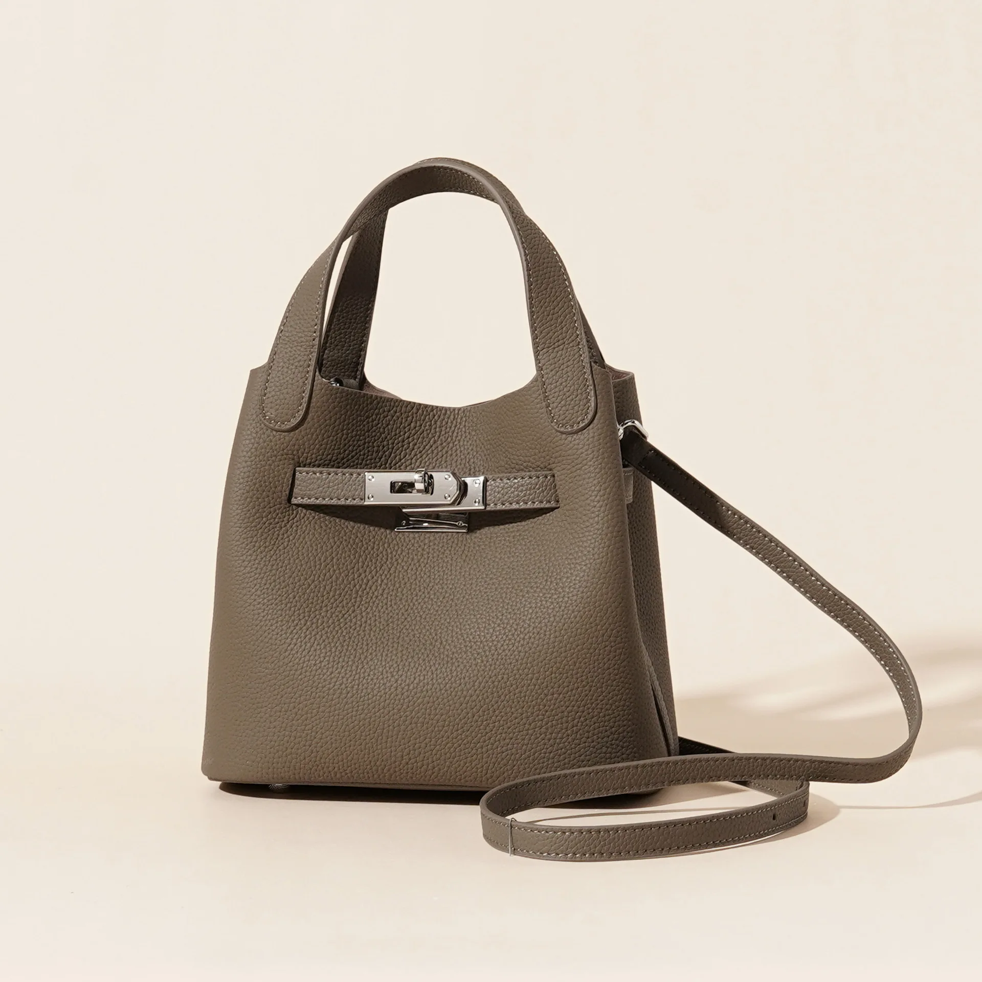 2025 New Genuine Leather Pebbled Shoulder Crossbody Underarm Bag Bucket Bag Commuting Fashion Women’s Bag
2025 New Genuine Leather Pebbled Shoulder Crossbody Underarm Bag Bucket Bag Commuting Fashion Women’s Bag