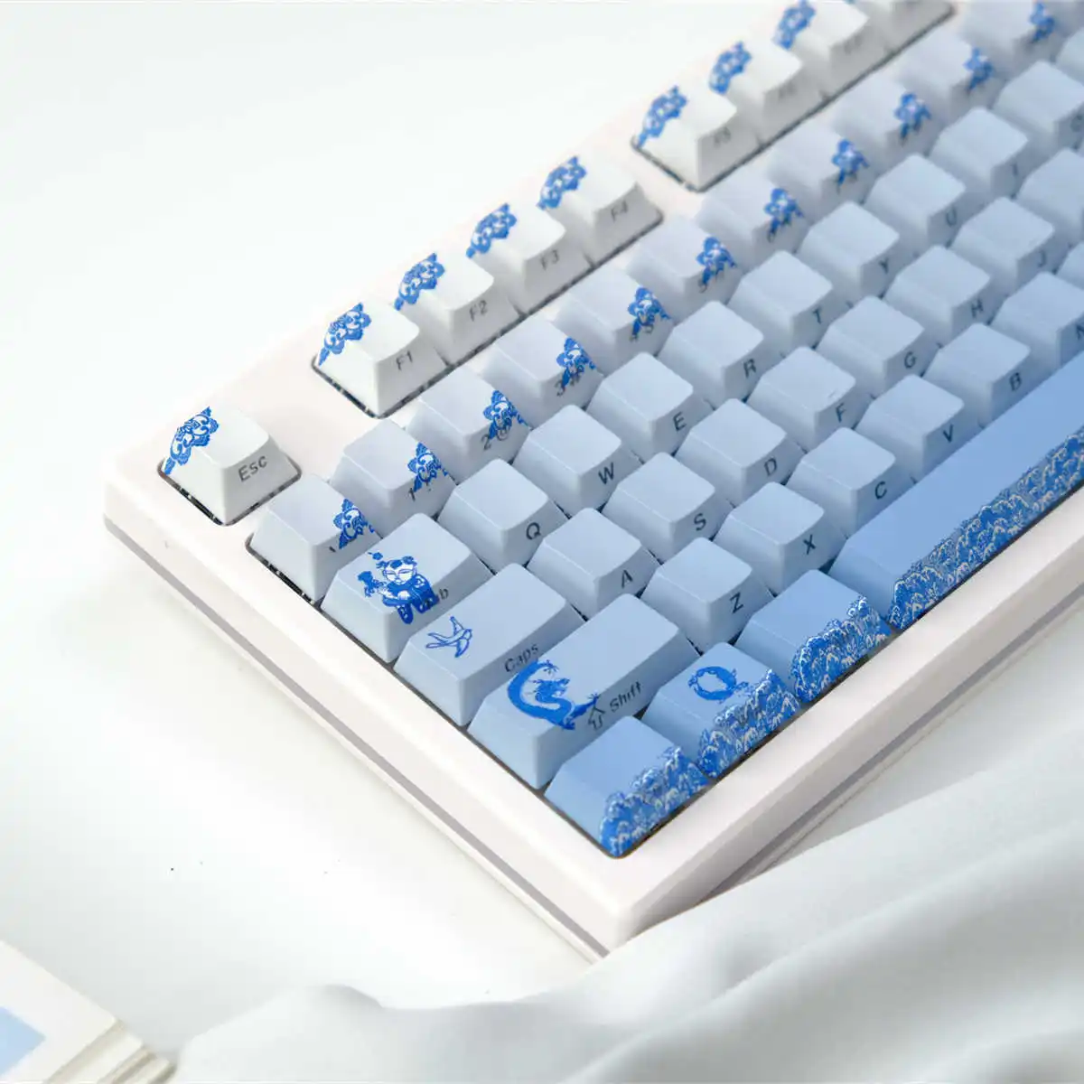 Синий и белый фарфоровый колпачок с боковой печатью и RGB-подсветкой, 5-сторонние колпачки для клавиш Sub PBT, вишневый профиль для переключателей MX, игровая клавиатура
Синий и белый фарфоровый колпачок с боковой печатью и RGB-подсветкой, 5-сторонние колпачки для клавиш Sub PBT, вишневый профиль для переключателей MX, игровая клавиатура