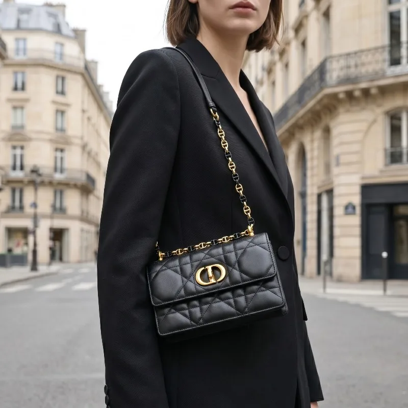 New Minimalist Korean Niche Texture Bag Women Rattan Grid Chain Design Versatile Handle Shoulder Crossbody Fashion Casual Purse
New Minimalist Korean Niche Texture Bag Women Rattan Grid Chain Design Versatile Handle Shoulder Crossbody Fashion Casual Purse