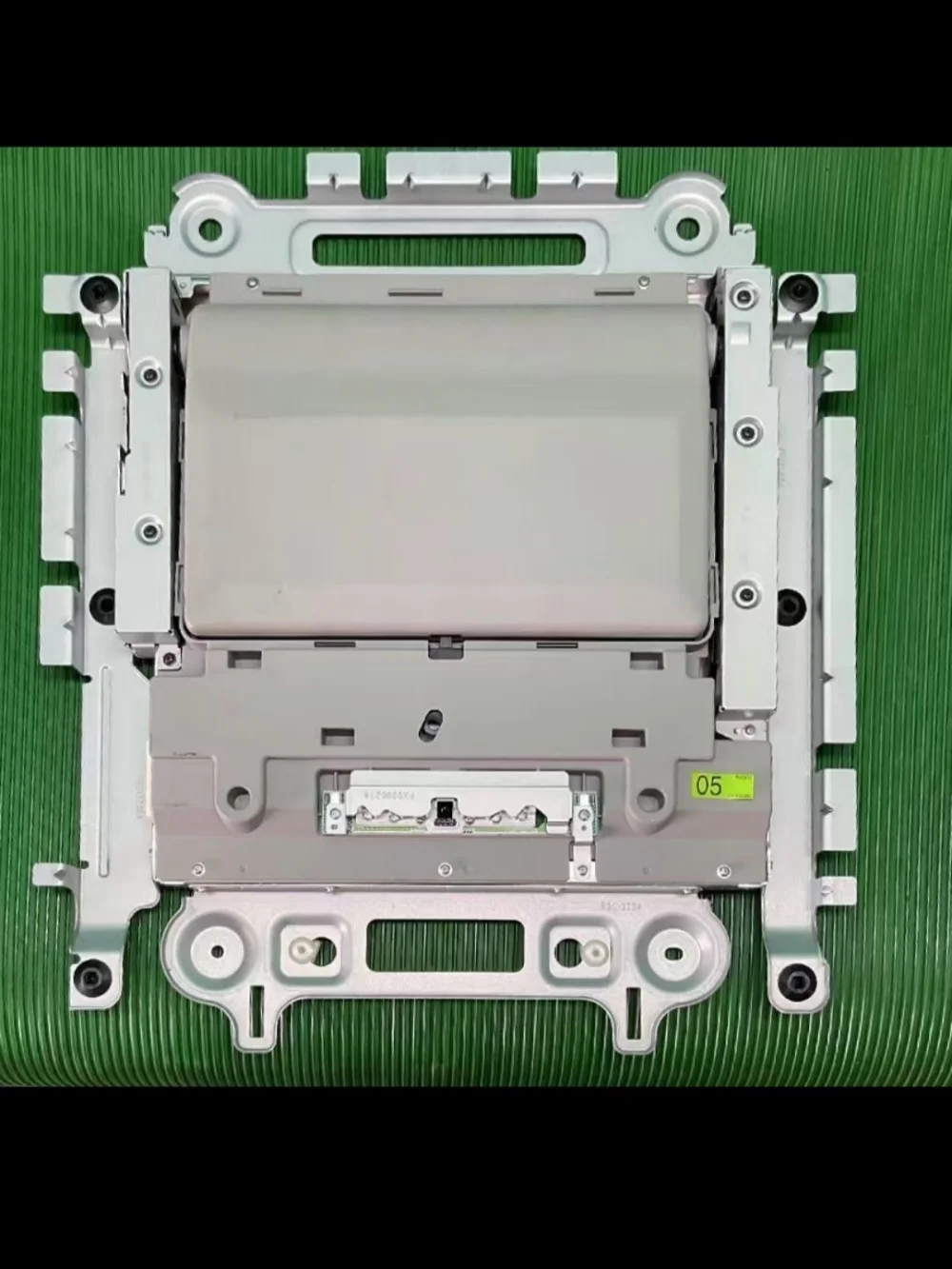 Оригинальный потолочный монитор с откидной крышкой LS600hl UVF46 от середины 2010 до 2012.
Оригинальный потолочный монитор с откидной крышкой LS600hl UVF46 от середины 2010 до 2012.