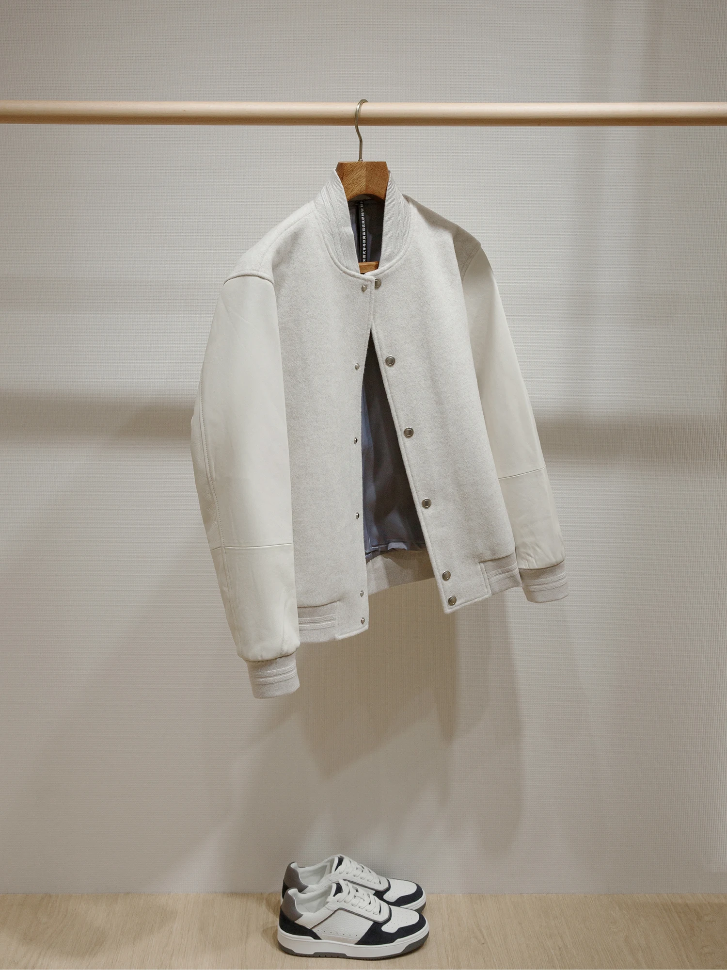 Men's Casual Baseball Collar Jaet eepskin Patchwork Sve Merino Wool Blend BC Version Faionable Urban Autumn Winter Coat
Men's Casual Baseball Collar Jaet eepskin Patchwork Sve Merino Wool Blend BC Version Faionable Urban Autumn Winter Coat