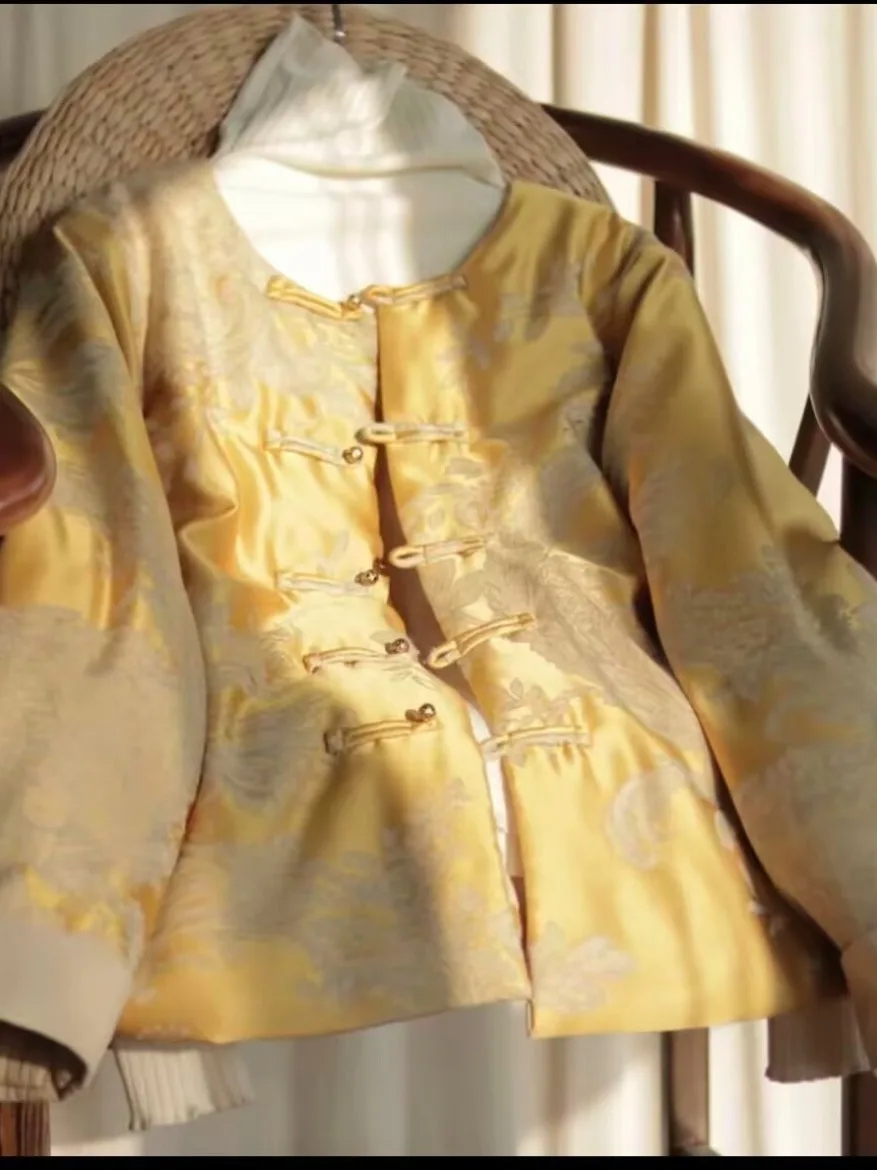 Новая китайская женская зимняя утепленная стеганая куртка из атласного хлопка с тяжелой вышивкой и пуговицами в национальном стиле
Новая китайская женская зимняя утепленная стеганая куртка из атласного хлопка с тяжелой вышивкой и пуговицами в национальном стиле