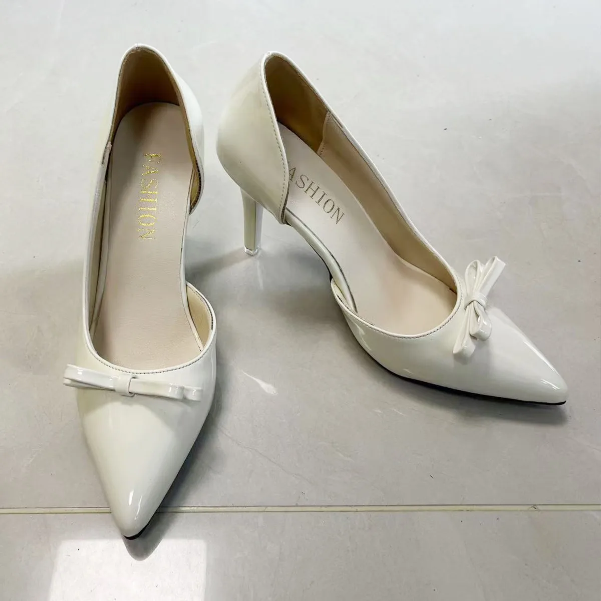 2026 New Patent Leather Bow Pointed Toe Stiletto High Heels Women's Sexy Elegant Hollow Sandals
2026 New Patent Leather Bow Pointed Toe Stiletto High Heels Women's Sexy Elegant Hollow Sandals