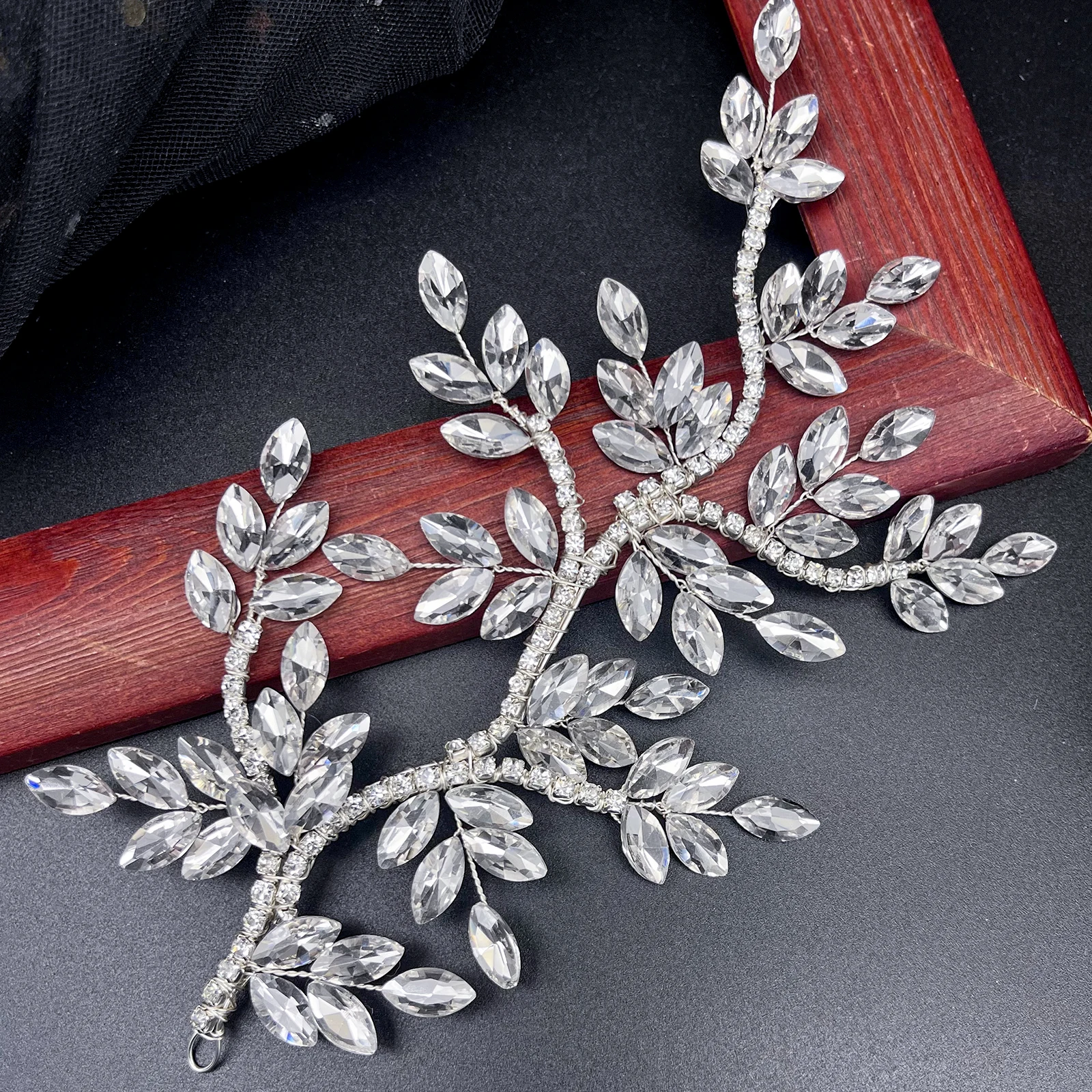 DZ248 Crystal Wedding Headpiece Handmade Bride Hair Accessories Bridal Tiara for Party Headwear Girl Hair Band Woman Headband
DZ248 Crystal Wedding Headpiece Handmade Bride Hair Accessories Bridal Tiara for Party Headwear Girl Hair Band Woman Headband