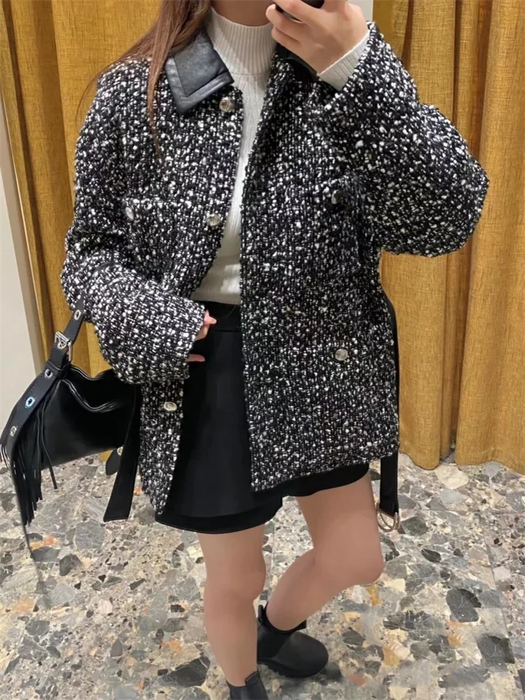 Women Faux Leather Splice Jacket Lace-up Waist Turn-down Collar Long Sleeve Single Breasted Fashion 2024 Spring Coat
Women Faux Leather Splice Jacket Lace-up Waist Turn-down Collar Long Sleeve Single Breasted Fashion 2024 Spring Coat