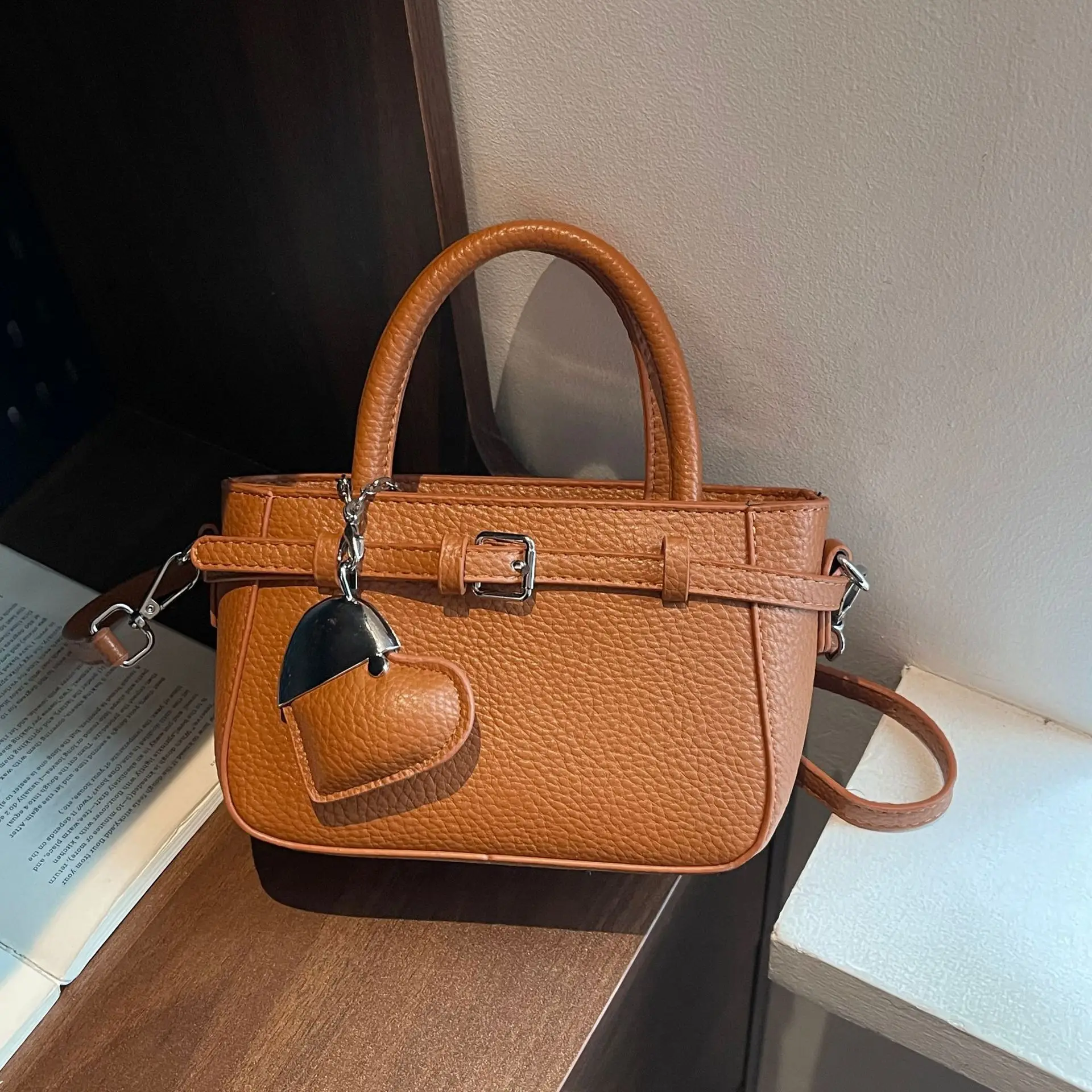 2025 Новая женская большая вместительная винтажная сумка с ручкой через плечо, мини-квадратная сумка-тоут
2025 Новая женская большая вместительная винтажная сумка с ручкой через плечо, мини-квадратная сумка-тоут