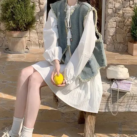 Two-Piece Korean Retro Fur-Edged Vest White Dress Women 2025 Spring New Niche Dopamine Wear Set
Two-Piece Korean Retro Fur-Edged Vest White Dress Women 2025 Spring New Niche Dopamine Wear Set