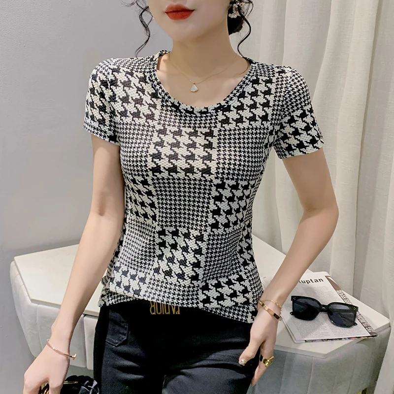 2023 New Summer European Style T-Shirt Chic Sexy O-Neck Printed Plaid Design Women Short Sleeve Tops Pullover Basic Tees 32323
2023 New Summer European Style T-Shirt Chic Sexy O-Neck Printed Plaid Design Women Short Sleeve Tops Pullover Basic Tees 32323