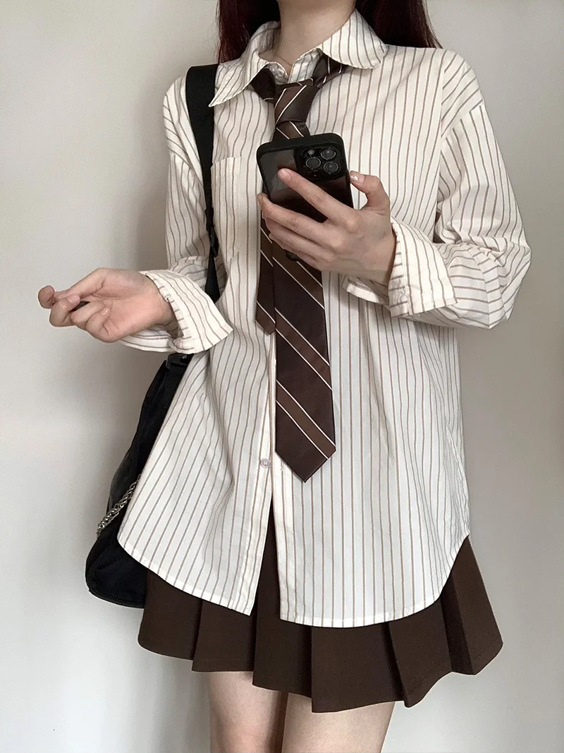 Женская рубашка свободного кроя с длинным рукавом, весна-осень 2023, новый дизайн, для повседневной носки, с полосатым узором, из полиэстера и хлопка.
Женская рубашка свободного кроя с длинным рукавом, весна-осень 2023, новый дизайн, для повседневной носки, с полосатым узором, из полиэстера и хлопка.