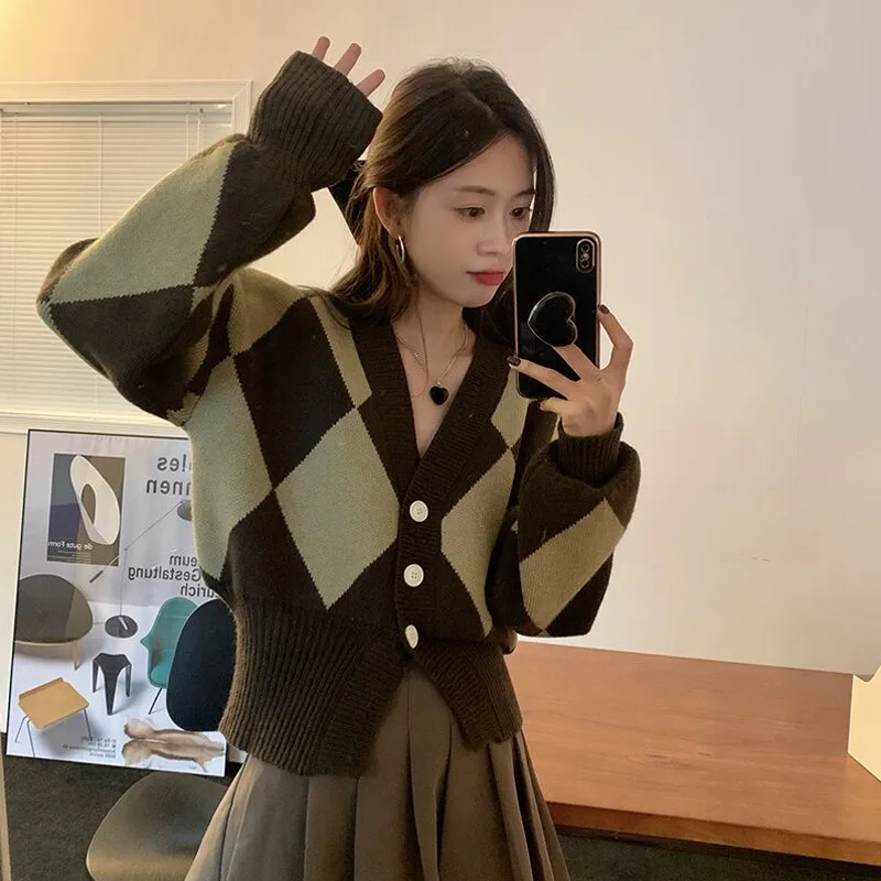 Women's Brown Argyle Knit Cardigan V Neck Button Front Puff Sleeve Cropped Retro Sweater for Fall Winter Daily Wear
Women's Brown Argyle Knit Cardigan V Neck Button Front Puff Sleeve Cropped Retro Sweater for Fall Winter Daily Wear