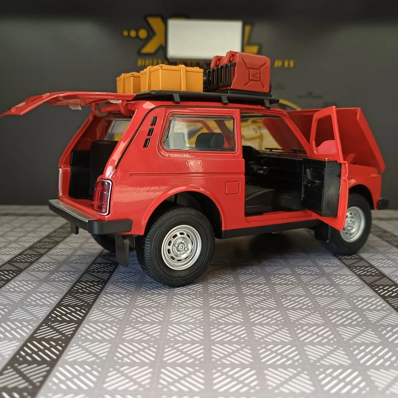 1:24 Alloy Car Model Retro Off road Vehicle has simulated sound and lighting functions doors on both sides that can be opened
1:24 Alloy Car Model Retro Off road Vehicle has simulated sound and lighting functions doors on both sides that can be opened