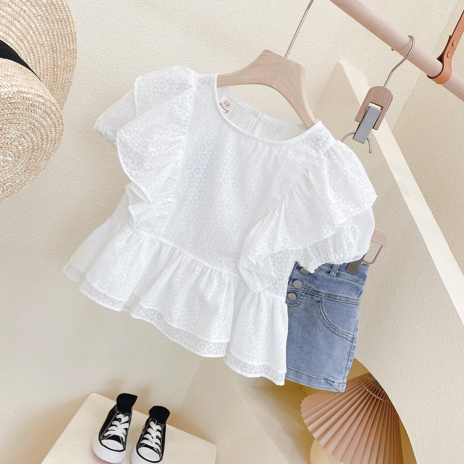 Children's Wear 2022 Summer New Girls' Set Flying Sleeves Lace Top Denim Shorts Two-Piece Set
Children's Wear 2022 Summer New Girls' Set Flying Sleeves Lace Top Denim Shorts Two-Piece Set
