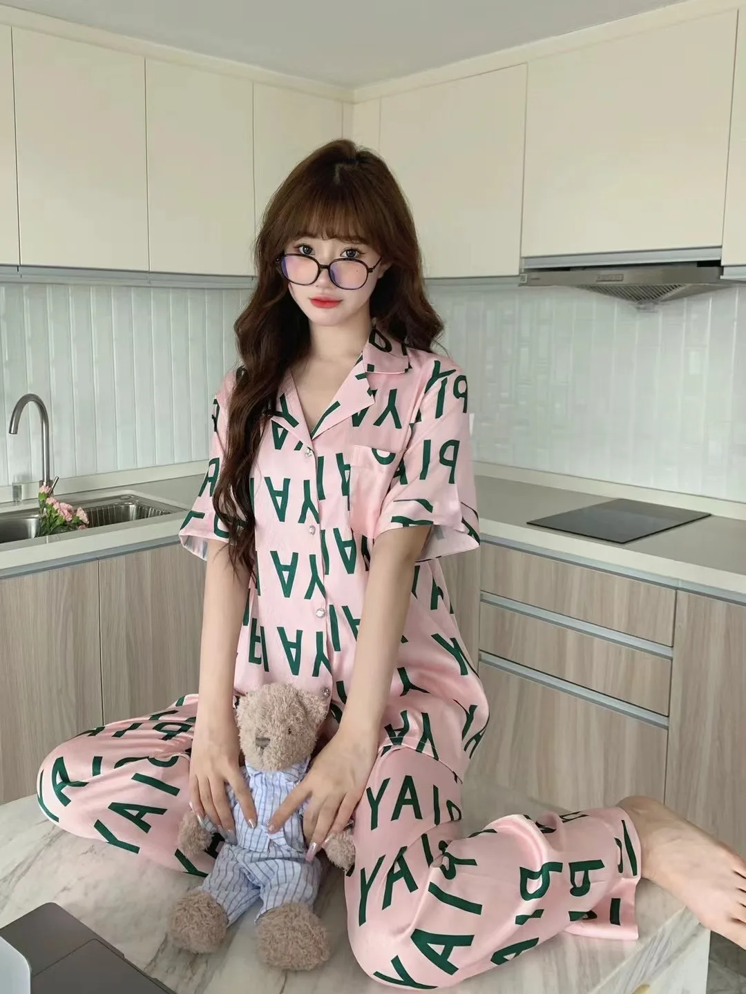 Fashionable New Ice Silk Pajamas Women's Short Sleeve Long Pants Letter Set High Grade Home Furnishing
Fashionable New Ice Silk Pajamas Women's Short Sleeve Long Pants Letter Set High Grade Home Furnishing
