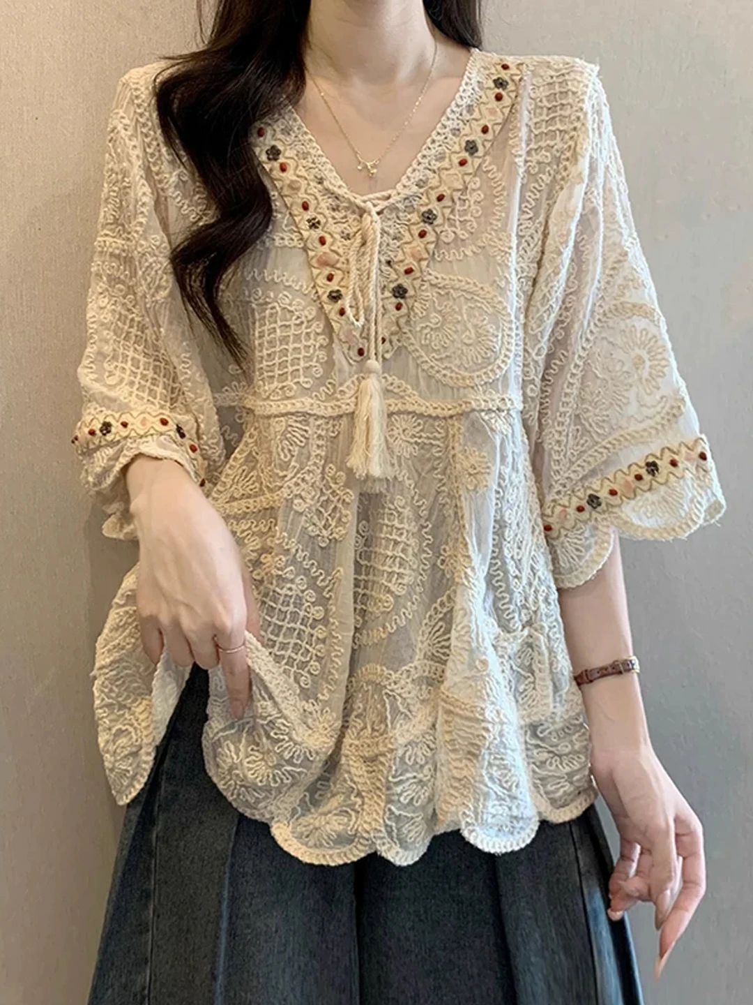 Женский летний топ 2025 года с V-образным вырезом, кружевом, вышивкой и цветочным принтом, корейский стиль, большие размеры
Женский летний топ 2025 года с V-образным вырезом, кружевом, вышивкой и цветочным принтом, корейский стиль, большие размеры