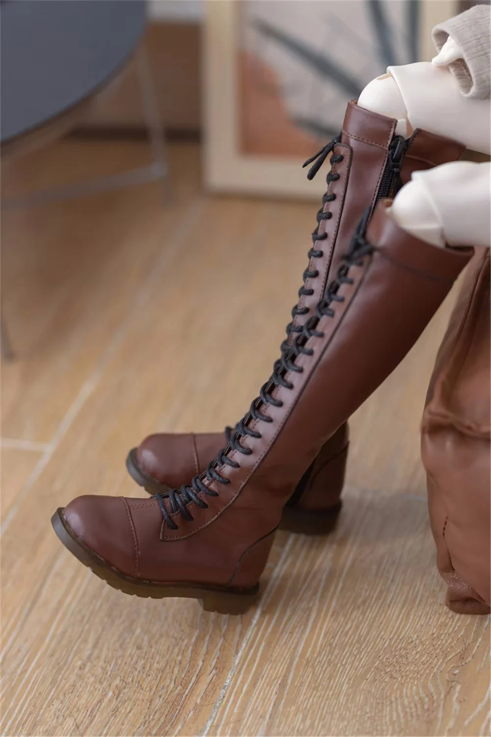 Обувь для куклы BJD, коричневые, с круглым носком, игрушка до середины икры, 1/3, 1/4, кожаные сапоги до бедра на мягкой подошве со шнуровкой для мальчиков и девочек, подарочные аксессуары для кукол
Обувь для куклы BJD, коричневые, с круглым носком, игрушка до середины икры, 1/3, 1/4, кожаные сапоги до бедра на мягкой подошве со шнуровкой для мальчиков и девочек, подарочные аксессуары для кукол