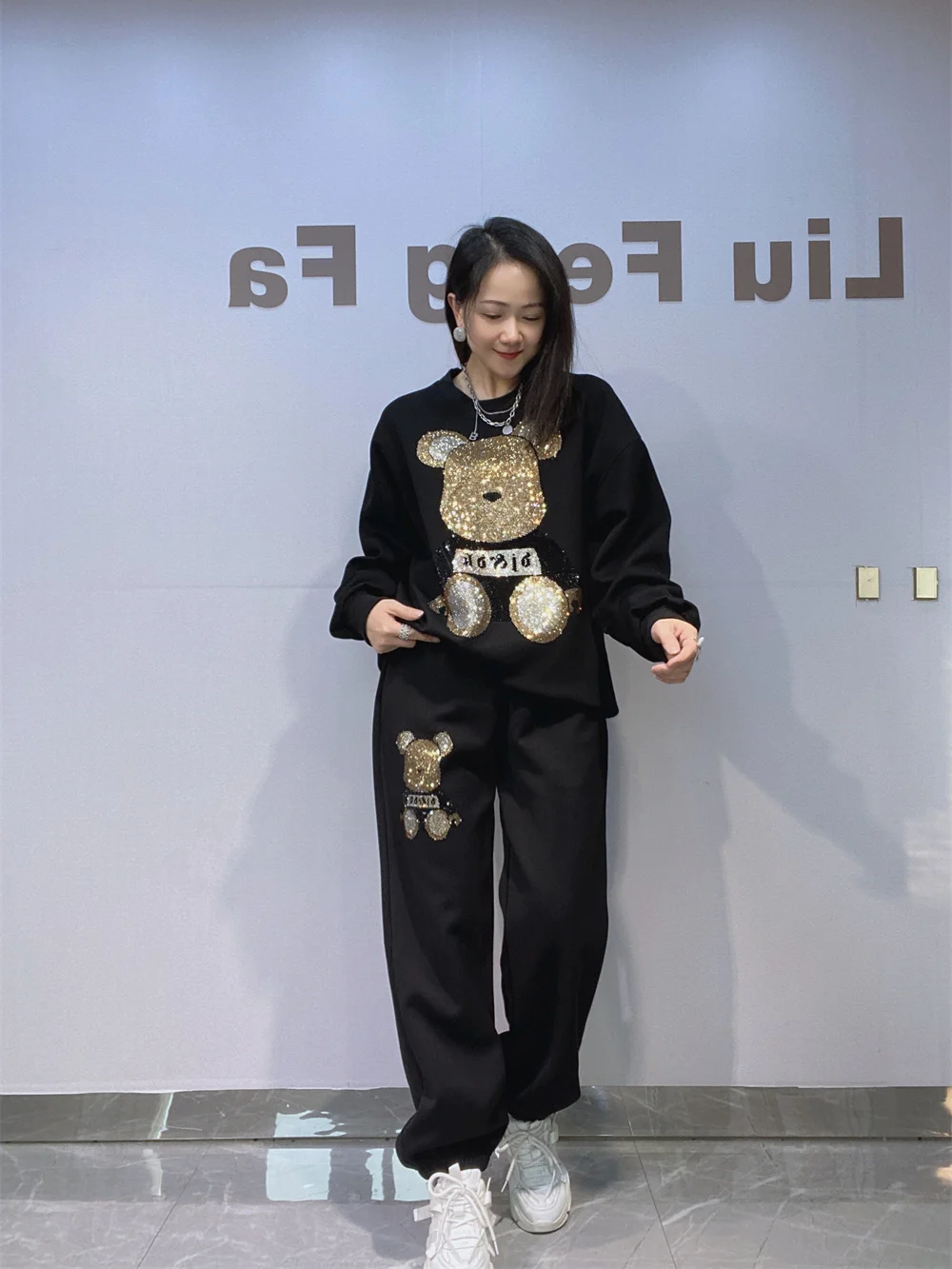 Loose Fit round Neck Hoodie And Trousers Two-Piece Set for Women Fashionable Diamond Embellished Sportswear Comfortable Cotton
Loose Fit round Neck Hoodie And Trousers Two-Piece Set for Women Fashionable Diamond Embellished Sportswear Comfortable Cotton
