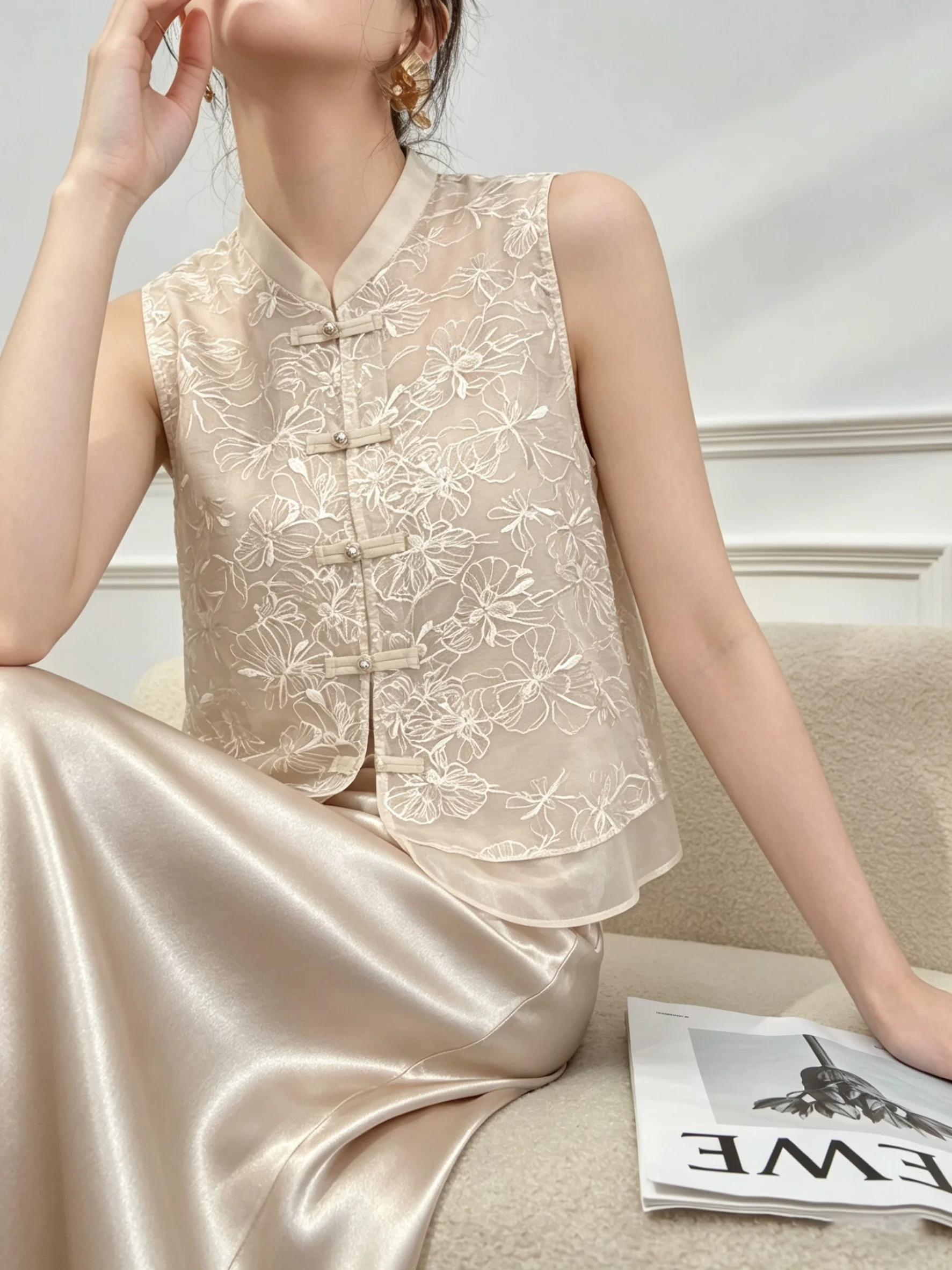 New Chinese Style Heavy Embroidery Thin Vest Skirt Set Women's Fashion Summer Outfit High Waist Loose Fit Button up Top
New Chinese Style Heavy Embroidery Thin Vest Skirt Set Women's Fashion Summer Outfit High Waist Loose Fit Button up Top