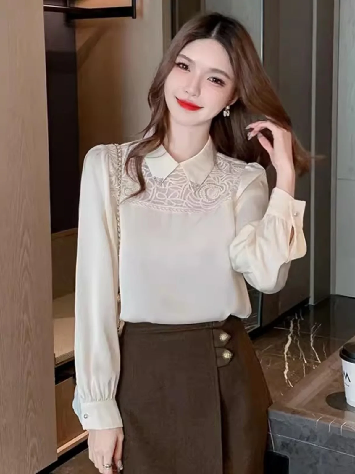 Весенняя женская модная универсальная блузка с длинным рукавом, воротником и вырезами, из шифона и атласа, прямого кроя
Весенняя женская модная универсальная блузка с длинным рукавом, воротником и вырезами, из шифона и атласа, прямого кроя