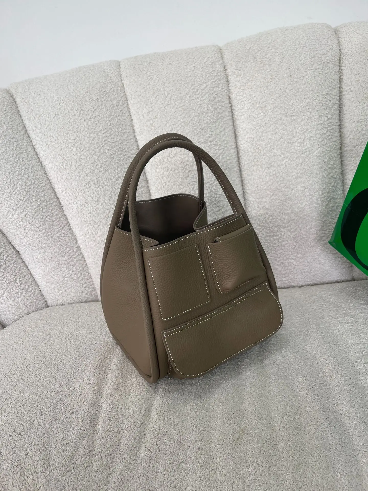 FIRMRANCH Simple Style Classic Line Design Handheld Head Layer Cowhide Bucket Women's Fashion Shoulder Diagonal Tote Basket Bag
FIRMRANCH Simple Style Classic Line Design Handheld Head Layer Cowhide Bucket Women's Fashion Shoulder Diagonal Tote Basket Bag