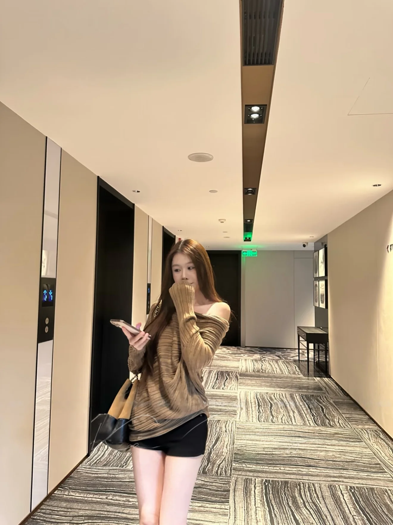 Rich Girl Style Loose Knitted Batwing Sleeve Sweater Women's Casual Fashion Slimming Design Knitwear Shoulder Baring Top
Rich Girl Style Loose Knitted Batwing Sleeve Sweater Women's Casual Fashion Slimming Design Knitwear Shoulder Baring Top