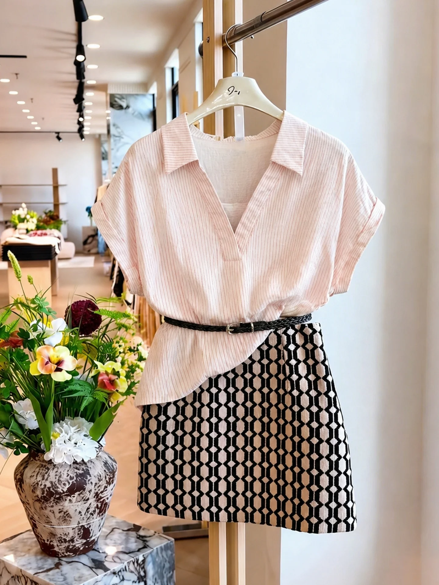 Elegant V-Neck Short Sleeve Striped Shirt Women's Fashionable Summer Commute Style Korean Version Straight Cut Silk Top
Elegant V-Neck Short Sleeve Striped Shirt Women's Fashionable Summer Commute Style Korean Version Straight Cut Silk Top