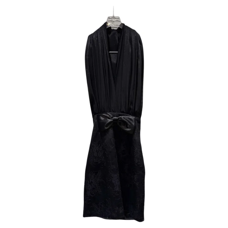 Лето 2023, новинка женского кружевного платья Sle Ele с глубоким v-образным вырезом, висящим дизайном и юбкой трапециевидной формы с высокой талией и узлом
Лето 2023, новинка женского кружевного платья Sle Ele с глубоким v-образным вырезом, висящим дизайном и юбкой трапециевидной формы с высокой талией и узлом