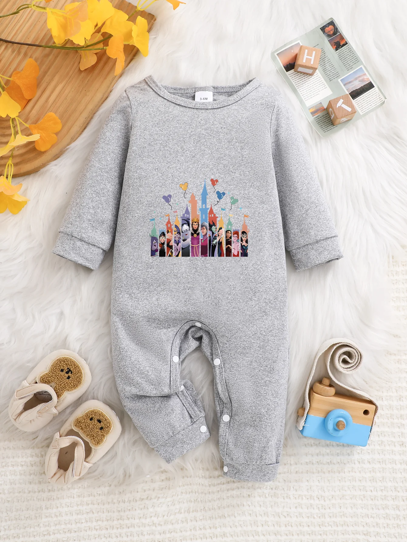 【Официально лицензировано】 Детский комбинезон с длинными рукавами Disney Princess & Villains: принт с силуэтом замка и изображением персонажей.
【Официально лицензировано】 Детский комбинезон с длинными рукавами Disney Princess & Villains: принт с силуэтом замка и изображением персонажей.