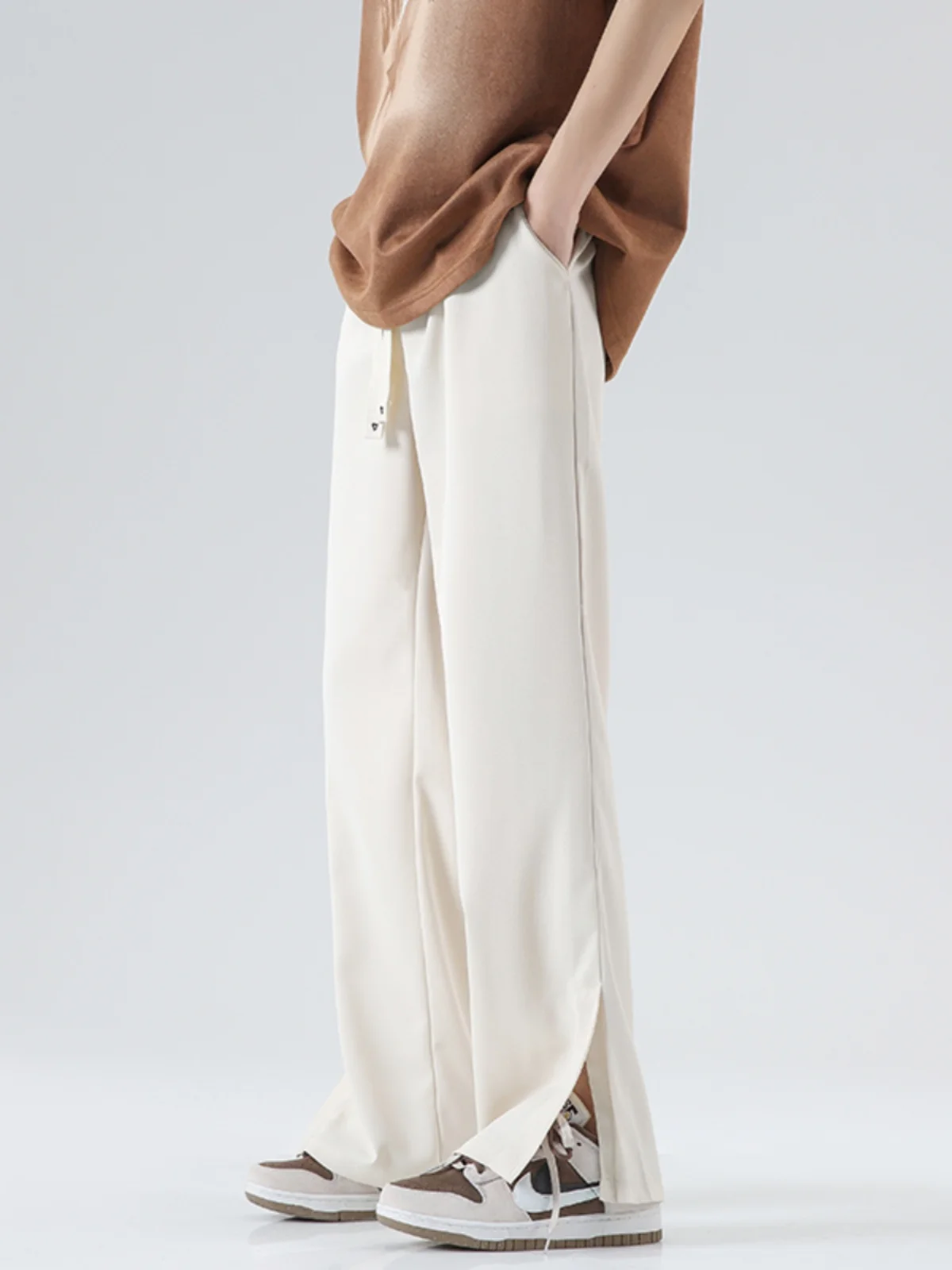 Мужские летние тонкие свободные брюки из ледяного шелка, прямые, драпирующиеся, высококачественные, модные, дышащие, свободного кроя
Мужские летние тонкие свободные брюки из ледяного шелка, прямые, драпирующиеся, высококачественные, модные, дышащие, свободного кроя