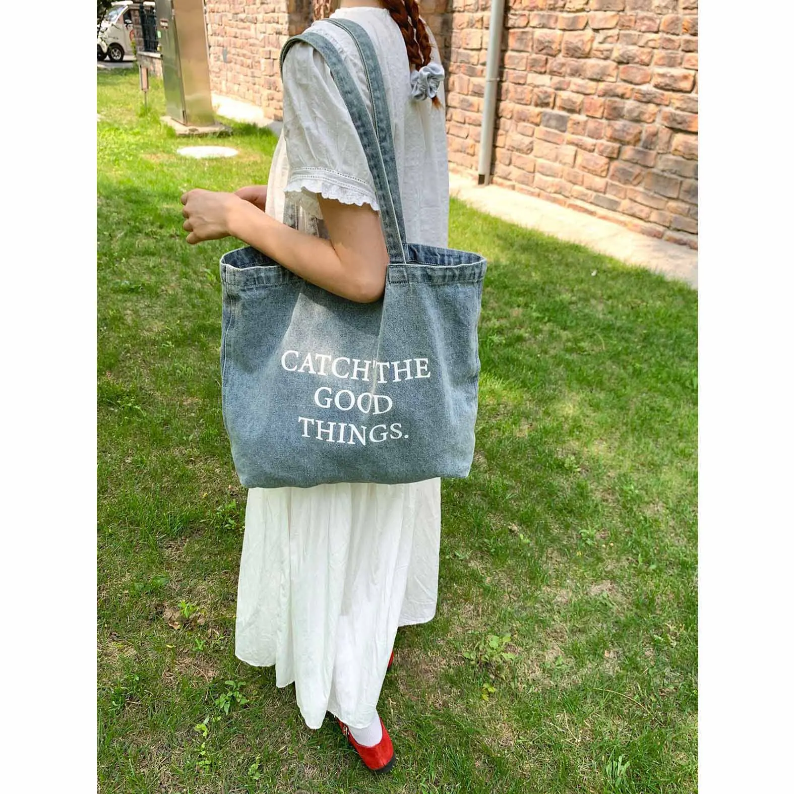 Denim canvas bag ins all-match large capacity leisure tote bag fashion one-shoulder student book handbag female
Denim canvas bag ins all-match large capacity leisure tote bag fashion one-shoulder student book handbag female