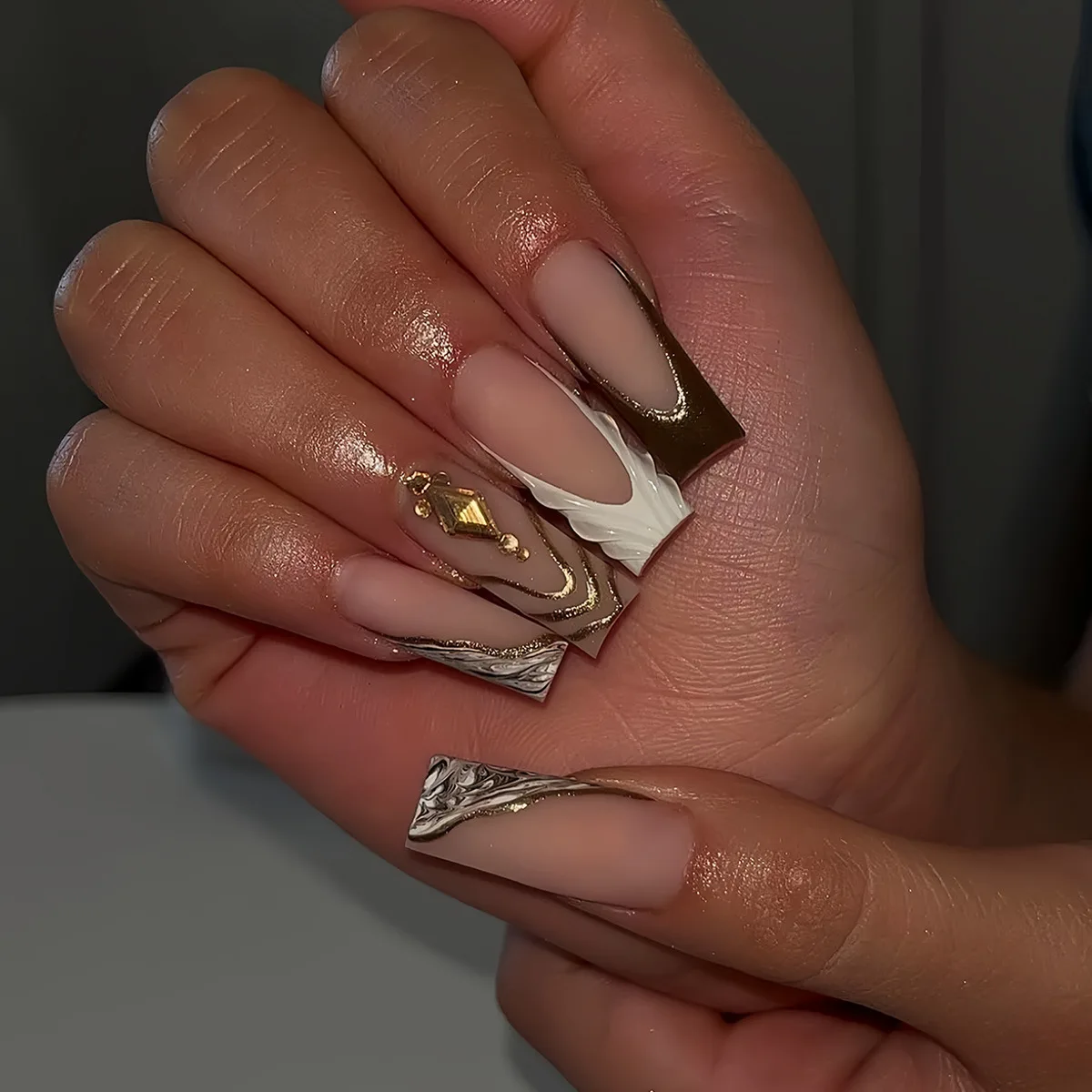24 шт., золотистая линия, белый, коричневый, размазанный, французский пресс на накладные ногти, длинные квадратные ногти с полным покрытием, стразы, носимые накладные ногти
24 шт., золотистая линия, белый, коричневый, размазанный, французский пресс на накладные ногти, длинные квадратные ногти с полным покрытием, стразы, носимые накладные ногти