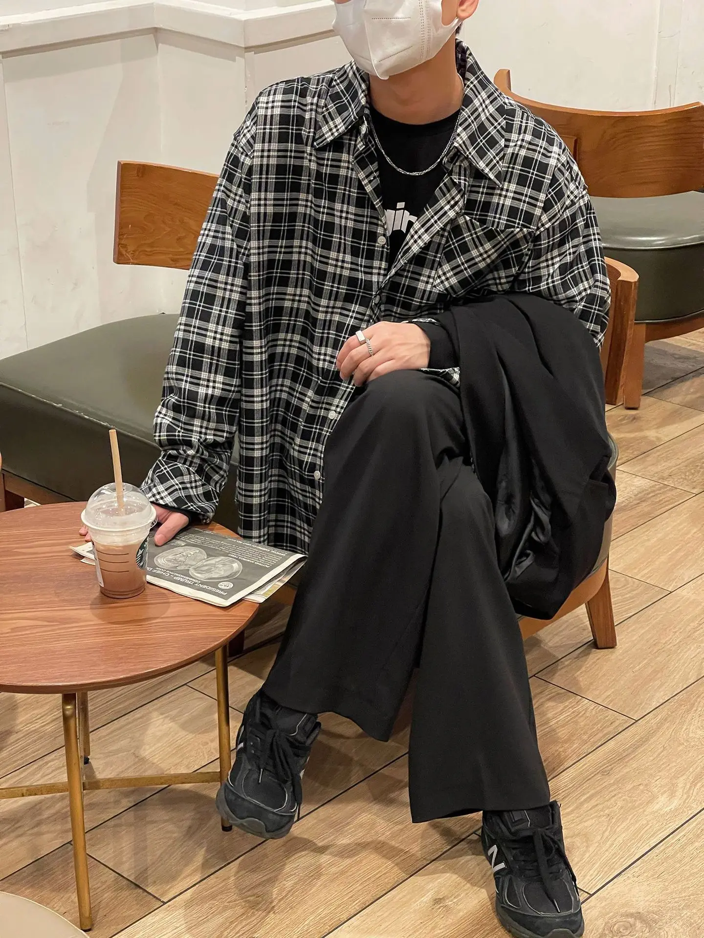 Spring and Autumn Black and White Checkered Long Sleeve Shirt for Men with a Retro and Loose Design, Versatile Coat
Spring and Autumn Black and White Checkered Long Sleeve Shirt for Men with a Retro and Loose Design, Versatile Coat