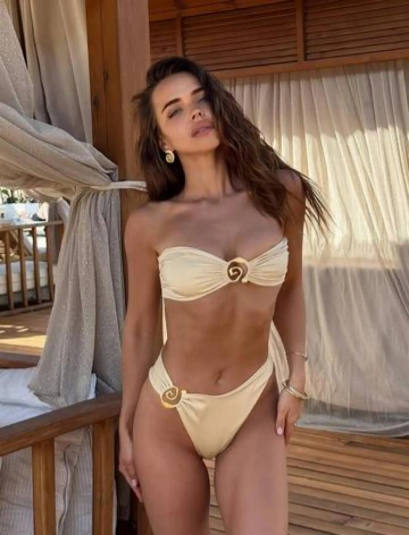 YY528 Beige Strapless Bandeau Bikini Set with Gold Spiral Detail High Cut Two Piece Swimsuit for Women Summer Beach
YY528 Beige Strapless Bandeau Bikini Set with Gold Spiral Detail High Cut Two Piece Swimsuit for Women Summer Beach