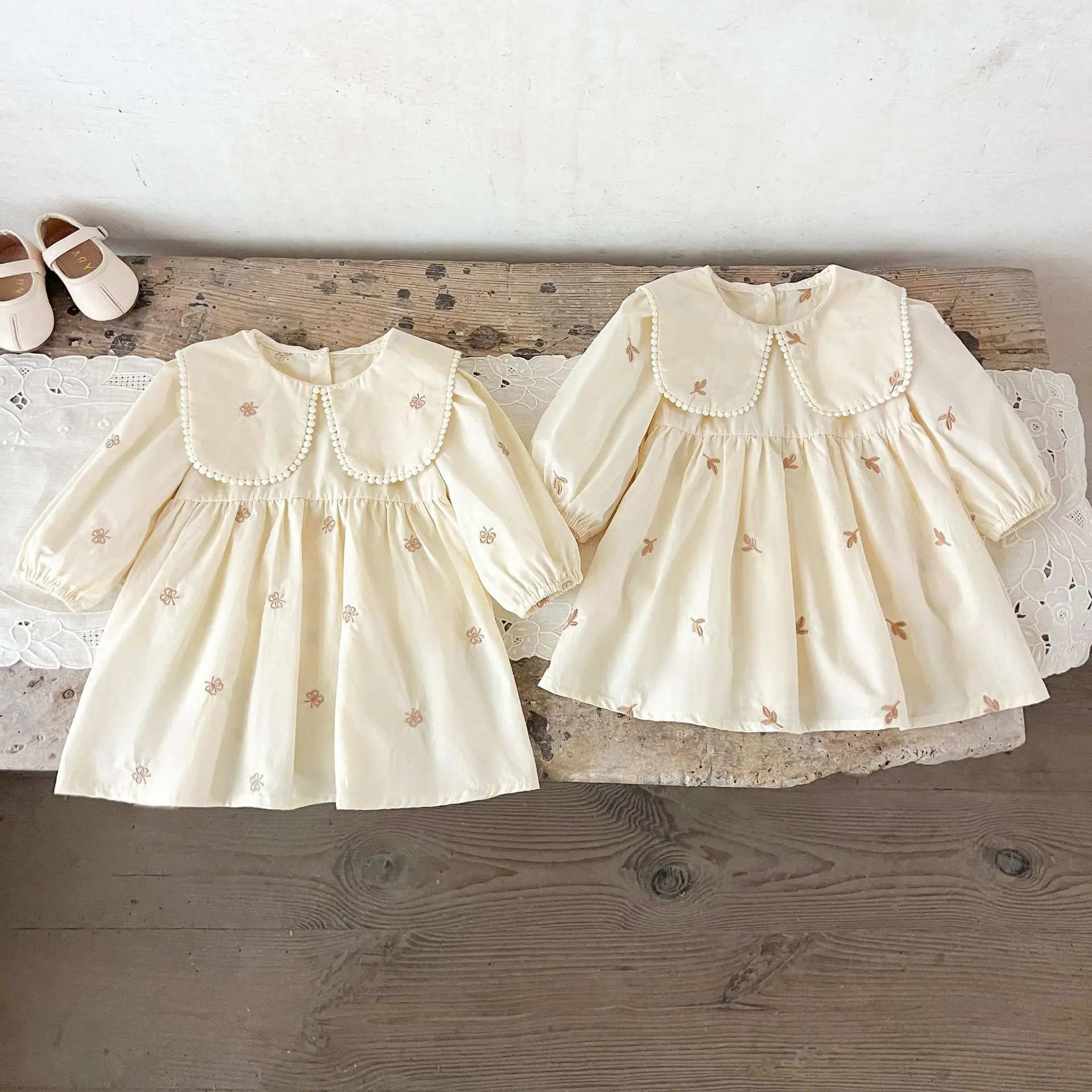 Весенне-осеннее хлопковое платье для девочек с вышивкой в виде бабочек и листьев, кружевным воротником и длинными рукавами
Весенне-осеннее хлопковое платье для девочек с вышивкой в виде бабочек и листьев, кружевным воротником и длинными рукавами